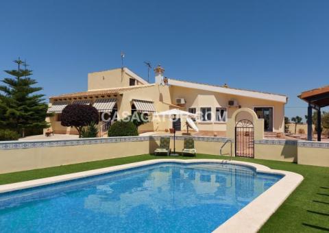 Villa with 4 bedrooms and 3 bathrooms in Almoradí, Alicante