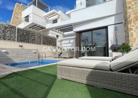 Townhouse with 2 bedrooms and 2 bathrooms in Orihuela Costa, Alicante