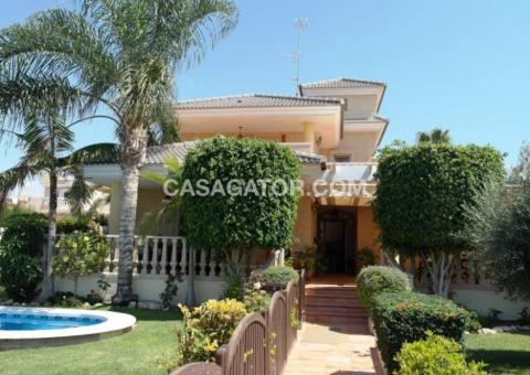 Villa with 4 bedrooms and 3 bathrooms in Torrevieja, Alicante