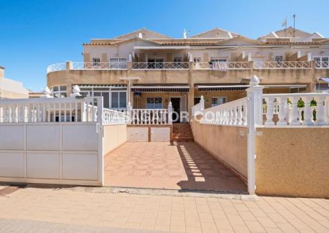 Townhouse with 2 bedrooms and 1 bathrooms in Torrevieja, Alicante