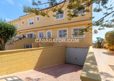 Villa with 5 bedrooms and 4 bathrooms in Torrevieja, Alicante