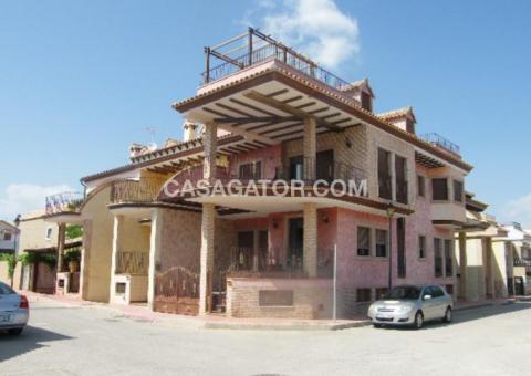 Townhouse with 5 bedrooms and 4 bathrooms in Daya Nueva, Alicante