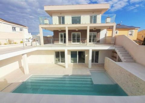 Villa with 4 bedrooms and 4 bathrooms in Gran Alacant, Alicante