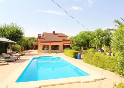 Villa de 6 dormitorios y 2 baños en Valverde, Alicante