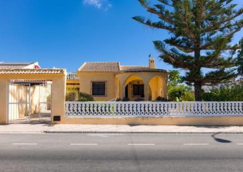 Villa with 2 bedrooms and 1 bathrooms in Torrevieja, Alicante