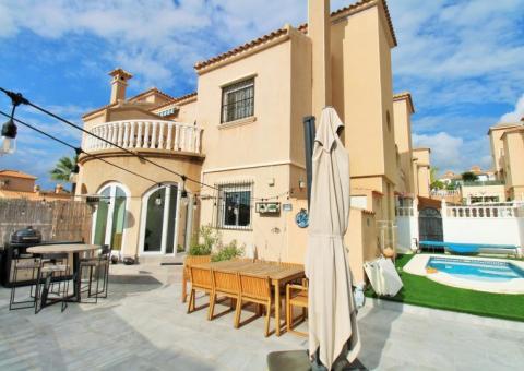 Semi detached with 2 bedrooms and 2 bathrooms in Orihuela Costa, Alicante