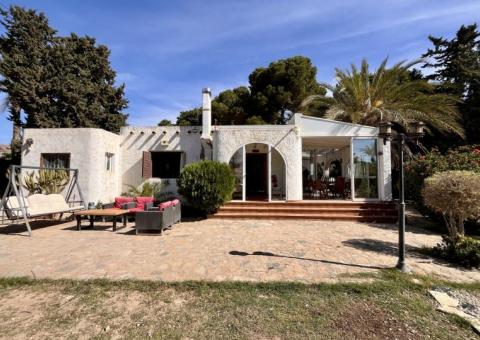 Villa with 6 bedrooms and 3 bathrooms in Orihuela Costa, Alicante