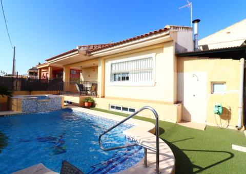 Villa with 3 bedrooms and 1 bathrooms in Almoradí, Alicante
