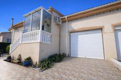 Villa de 2 dormitorios y 1 baño en Algorfa (Montemar), Alicante.

Esta encantadora villa en la zona de Montemar ofrece un espacio habitable cómodo y práctico con dos amplios dormitorios y un baño familiar, todo ello en una distribución luminosa y espaciosa.

El salón se abre directamente a una terraza privada, ideal para comer al aire libre y relajarse. La propiedad también cuenta con un solárium privado, perfecto para tomar el sol y disfrutar del clima mediterráneo. Con garaje para un cómodo aparcamiento y trastero, la vivienda se encuentra en una tranquila y consolidada zona residencial, cerca de campos de golf, servicios locales y a un corto trayecto en coche de las playas de Guardamar del Segura.

Construida en el año 2000 y con aproximadamente 103 m² de superficie habitable en una parcela de 167 m², esta propiedad cuenta con aire acondicionado y jardín, lo que la convierte en una excelente opción como residencia permanente, lugar de vacaciones o inversión en la Costa Blanca.

Dormitorios: 2
Baño: 1
Superficie construida: 103 m²
Superficie de la parcela: 167 m²
Orientación: Noreste
Año de construcción: 2000

Aire acondicionado
Cerca del campo de golf La Finca
Garaje
Jardín
Trastero
Terraza
Solarium