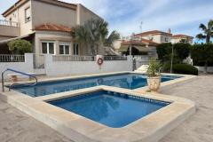 Villa de 2 dormitorios y 1 baño en Algorfa (Montemar), Alicante.

Esta encantadora villa en la zona de Montemar ofrece un espacio habitable cómodo y práctico con dos amplios dormitorios y un baño familiar, todo ello en una distribución luminosa y espaciosa.

El salón se abre directamente a una terraza privada, ideal para comer al aire libre y relajarse. La propiedad también cuenta con un solárium privado, perfecto para tomar el sol y disfrutar del clima mediterráneo. Con garaje para un cómodo aparcamiento y trastero, la vivienda se encuentra en una tranquila y consolidada zona residencial, cerca de campos de golf, servicios locales y a un corto trayecto en coche de las playas de Guardamar del Segura.

Construida en el año 2000 y con aproximadamente 103 m² de superficie habitable en una parcela de 167 m², esta propiedad cuenta con aire acondicionado y jardín, lo que la convierte en una excelente opción como residencia permanente, lugar de vacaciones o inversión en la Costa Blanca.

Dormitorios: 2
Baño: 1
Superficie construida: 103 m²
Superficie de la parcela: 167 m²
Orientación: Noreste
Año de construcción: 2000

Aire acondicionado
Cerca del campo de golf La Finca
Garaje
Jardín
Trastero
Terraza
Solarium