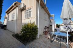 Villa de 2 dormitorios y 1 baño en Algorfa (Montemar), Alicante.

Esta encantadora villa en la zona de Montemar ofrece un espacio habitable cómodo y práctico con dos amplios dormitorios y un baño familiar, todo ello en una distribución luminosa y espaciosa.

El salón se abre directamente a una terraza privada, ideal para comer al aire libre y relajarse. La propiedad también cuenta con un solárium privado, perfecto para tomar el sol y disfrutar del clima mediterráneo. Con garaje para un cómodo aparcamiento y trastero, la vivienda se encuentra en una tranquila y consolidada zona residencial, cerca de campos de golf, servicios locales y a un corto trayecto en coche de las playas de Guardamar del Segura.

Construida en el año 2000 y con aproximadamente 103 m² de superficie habitable en una parcela de 167 m², esta propiedad cuenta con aire acondicionado y jardín, lo que la convierte en una excelente opción como residencia permanente, lugar de vacaciones o inversión en la Costa Blanca.

Dormitorios: 2
Baño: 1
Superficie construida: 103 m²
Superficie de la parcela: 167 m²
Orientación: Noreste
Año de construcción: 2000

Aire acondicionado
Cerca del campo de golf La Finca
Garaje
Jardín
Trastero
Terraza
Solarium