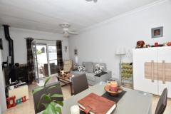 Villa de 2 dormitorios y 1 baño en Algorfa (Montemar), Alicante.

Esta encantadora villa en la zona de Montemar ofrece un espacio habitable cómodo y práctico con dos amplios dormitorios y un baño familiar, todo ello en una distribución luminosa y espaciosa.

El salón se abre directamente a una terraza privada, ideal para comer al aire libre y relajarse. La propiedad también cuenta con un solárium privado, perfecto para tomar el sol y disfrutar del clima mediterráneo. Con garaje para un cómodo aparcamiento y trastero, la vivienda se encuentra en una tranquila y consolidada zona residencial, cerca de campos de golf, servicios locales y a un corto trayecto en coche de las playas de Guardamar del Segura.

Construida en el año 2000 y con aproximadamente 103 m² de superficie habitable en una parcela de 167 m², esta propiedad cuenta con aire acondicionado y jardín, lo que la convierte en una excelente opción como residencia permanente, lugar de vacaciones o inversión en la Costa Blanca.

Dormitorios: 2
Baño: 1
Superficie construida: 103 m²
Superficie de la parcela: 167 m²
Orientación: Noreste
Año de construcción: 2000

Aire acondicionado
Cerca del campo de golf La Finca
Garaje
Jardín
Trastero
Terraza
Solarium