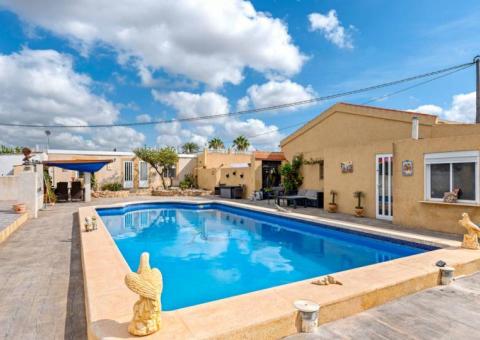 Finca with 3 bedrooms and 2 bathrooms in Los Montesinos, Alicante