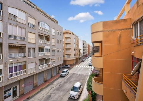 Apartment with 4 bedrooms and 2 bathrooms in Torrevieja, Alicante