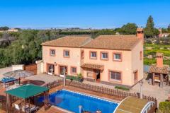 Villa with 10 bedrooms and 1 bathroom in Los Montesinos, Alicante.

Discover this spacious villa, offering a unique opportunity with 10 bedrooms and a single bathroom, set on a generous 7,000 m² of built space and a 300 m² plot. 

Built in 1990, the south-facing property boasts panoramic country views, a private pool, and a beautifully landscaped garden with pool and garden views. The interior features a separate kitchen, utility room, and a cozy wood-burning fireplace, complemented by ceiling fans and air conditioning for comfort. Exterior amenities include electric gates, outdoor lighting, off-road parking, a car port, and a storage room, making it ideal for country living with modern conveniences. 

The glazed terrace provides a perfect spot to enjoy the scenic surroundings, and furniture is negotiable to suit your style.

Bedrooms: 10
Bathroom: 1
Build Size: 7000 m2
Plot: 300 m2
Orientation: South
Year of construction: 1990

Air conditioning
Off road parking
Car port
Utility room
Private pool
Fireplace
Garden view
Pool view
Furniture (negotiable)
Storage room
Country views
Separate kitchen
Panoramic views
Ceiling fans
Wood burning fireplace
Glazed terrace
Septic tank
White goods
Exterior lighting
Electric gates