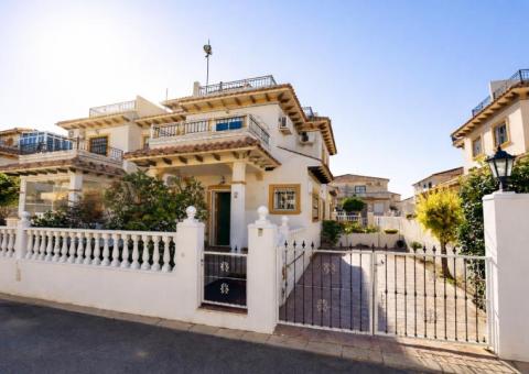 Townhouse with 2 bedrooms and 2 bathrooms in Orihuela Costa, Alicante