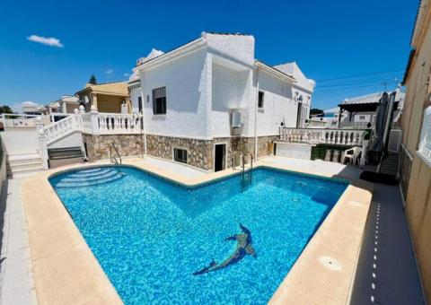 Villa with 2 bedrooms and 1 bathrooms in Torrevieja, Alicante