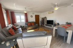 Townhouse with 3 bedrooms and 3 bathrooms in Vistabella (Vistabella Golf), Alicante.

Discover this charming townhouse in the sought-after Vistabella Golf community in Orihuela, Alicante.

Featuring three bedrooms and three bathrooms, the property offers a bright, open-plan living and dining area, a fully fitted kitchen, and a guest toilet on the ground floor. The upper levels include two spacious double bedrooms, a modern family bathroom, and a private solarium with open views—perfect for relaxing or entertaining. The fully converted underbuild adds extra versatility with its own bathroom and kitchen, ideal for guests or extended family.

The southwest-facing front garden is perfect for enjoying afternoon and evening sun, complemented by a private garage and a porch. Set within a well-maintained residential area, residents benefit from on-site amenities such as a supermarket, pharmacy, bakery, gym, and various bars and restaurants.

Built in 2004, this property combines comfort, lifestyle, and convenience in one of Costa Blanca’s most popular communities, offering a perfect blend of relaxed living and accessibility.

Bedrooms: 3
Bathrooms: 3
Build Size: 110 m2
Plot: 120 m2
Orientation: Southwest
Year of construction: 2004

Air conditioning
Storage room
Solarium
Terrace
Garage
Porch
Garden
Communal pool