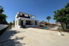 Villa with 3 bedrooms and 2 bathrooms in Rojales (Benimar), Alicante.

Discover this charming detached villa, offering a perfect blend of comfort and convenience. 

Built in 2016, this well-maintained property features 3 spacious bedrooms, including a master en-suite, and 2 modern bathrooms. The open-plan kitchen seamlessly connects to a generous living area, ideal for family living and entertaining. Partially furnished, the villa includes essential white goods, built-in wardrobes, and electric blinds for added comfort. Situated on a 500 m² plot with a private pool, garden, and off-road parking, this northwest-facing home provides a tranquil retreat within walking distance to all amenities. 

Additional highlights include air conditioning, a balcony, storage space, and a stylish exterior, making it an excellent choice for those seeking a comfortable, move-in-ready home in Alicante.

Bedrooms: 3
Bathrooms: 2
Build Size: 140 m2
Plot: 500 m2
Orientation: Northwest
Year of construction: 2016

Air conditioning
Private pool
Off road parking
Partly furnished
Garden
Electric blinds
Walking distance to all amenities
Balcony
En-suite bathrooms
Build in wardrobes
Open kitchen
Storage
White Goods