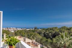 Top floor spacious apartment with 3 bedrooms and 2 bathrooms in Orihuela Costa (Pau 4, Los Dolses), Alicante.

Discover this spacious top-floor apartment located in the desirable Pau 4, Los Dolses community. 

Boasting a generous 149 square meters of living space, this corner apartment offers three comfortable bedrooms and two bathrooms, making it ideal for families or those seeking extra space. Built in 2002, the property features a south-facing orientation that ensures plenty of natural sunlight throughout the day. Enjoy unobstructed sea views from the comfort of your home, along with access to a communal pool and a private solarium perfect for relaxing or entertaining. 

Additional amenities include air conditioning for year-round comfort, a garage for convenient parking, and the advantage of a prime location in one of Alicante’s most sought-after areas. 

This apartment combines comfort, stunning views, and excellent facilities, making it a perfect choice for those looking to enjoy the Mediterranean lifestyle.

Bedrooms: 3
Bathrooms: 2
Build Size: 149 m2
Floor: 2nd
Orientation: South
Year of construction: 2002

Air conditioning
Unobstructed views
Sea views
Corner apartment
Garage
Communal pool
Solarium