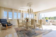 Top floor spacious apartment with 3 bedrooms and 2 bathrooms in Orihuela Costa (Pau 4, Los Dolses), Alicante.

Discover this spacious top-floor apartment located in the desirable Pau 4, Los Dolses community. 

Boasting a generous 149 square meters of living space, this corner apartment offers three comfortable bedrooms and two bathrooms, making it ideal for families or those seeking extra space. Built in 2002, the property features a south-facing orientation that ensures plenty of natural sunlight throughout the day. Enjoy unobstructed sea views from the comfort of your home, along with access to a communal pool and a private solarium perfect for relaxing or entertaining. 

Additional amenities include air conditioning for year-round comfort, a garage for convenient parking, and the advantage of a prime location in one of Alicante’s most sought-after areas. 

This apartment combines comfort, stunning views, and excellent facilities, making it a perfect choice for those looking to enjoy the Mediterranean lifestyle.

Bedrooms: 3
Bathrooms: 2
Build Size: 149 m2
Floor: 2nd
Orientation: South
Year of construction: 2002

Air conditioning
Unobstructed views
Sea views
Corner apartment
Garage
Communal pool
Solarium