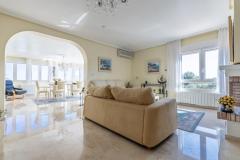 Top floor spacious apartment with 3 bedrooms and 2 bathrooms in Orihuela Costa (Pau 4, Los Dolses), Alicante.

Discover this spacious top-floor apartment located in the desirable Pau 4, Los Dolses community. 

Boasting a generous 149 square meters of living space, this corner apartment offers three comfortable bedrooms and two bathrooms, making it ideal for families or those seeking extra space. Built in 2002, the property features a south-facing orientation that ensures plenty of natural sunlight throughout the day. Enjoy unobstructed sea views from the comfort of your home, along with access to a communal pool and a private solarium perfect for relaxing or entertaining. 

Additional amenities include air conditioning for year-round comfort, a garage for convenient parking, and the advantage of a prime location in one of Alicante’s most sought-after areas. 

This apartment combines comfort, stunning views, and excellent facilities, making it a perfect choice for those looking to enjoy the Mediterranean lifestyle.

Bedrooms: 3
Bathrooms: 2
Build Size: 149 m2
Floor: 2nd
Orientation: South
Year of construction: 2002

Air conditioning
Unobstructed views
Sea views
Corner apartment
Garage
Communal pool
Solarium