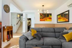 Townhouse with 3 bedrooms and 2 bathrooms in Orihuela Costa (Villamartin), Alicante.

Discover this charming 3-bedroom, 2-bathroom townhouse, this property combines comfort, outdoor living, and stunning sea views, making it an ideal permanent residence, holiday retreat, or investment opportunity.

The home features a bright, welcoming living area with dining space, a fully equipped kitchen, and a modern bathroom on the ground floor. Step outside to a spacious private terrace, perfect for outdoor dining and enjoying the Mediterranean climate. Upstairs, you'll find three well-sized bedrooms, including a private balcony, and an additional bathroom. The highlight is the impressive roof terrace or solarium, offering spectacular views of the sea—ideal for relaxing, sunbathing, or entertaining guests.

Partly renovated with a fresh, modern touch, the property is sold fully furnished, ready for immediate move-in or rental. Residents enjoy access to a beautiful communal pool area, perfect for cooling off during warm summer days. The townhouse is close to golf courses, restaurants, shops, and just a short drive from Orihuela Costa’s stunning beaches, providing excellent value in a prime location.

Built in 2005, this southwest-facing property includes amenities such as air conditioning, a garden, laundry area, storage room, reinforced door, porch, terrace, and more. An excellent opportunity to own a piece of the Costa Blanca in Villamartín—viewings are highly recommended.

Bedrooms: 3
Bathrooms: 2
Build Size: 87 m2
Orientation: Southwest
Year of construction: 2005

Air conditioning
Furnished
Balcony
Home appliances
Garden
Laundry
Communal pool
Porch
Reinforced door
Solarium
Terrace
Storage room