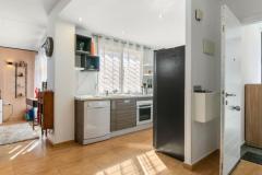 Townhouse with 3 bedrooms and 2 bathrooms in Orihuela Costa (Villamartin), Alicante.

Discover this charming 3-bedroom, 2-bathroom townhouse, this property combines comfort, outdoor living, and stunning sea views, making it an ideal permanent residence, holiday retreat, or investment opportunity.

The home features a bright, welcoming living area with dining space, a fully equipped kitchen, and a modern bathroom on the ground floor. Step outside to a spacious private terrace, perfect for outdoor dining and enjoying the Mediterranean climate. Upstairs, you'll find three well-sized bedrooms, including a private balcony, and an additional bathroom. The highlight is the impressive roof terrace or solarium, offering spectacular views of the sea—ideal for relaxing, sunbathing, or entertaining guests.

Partly renovated with a fresh, modern touch, the property is sold fully furnished, ready for immediate move-in or rental. Residents enjoy access to a beautiful communal pool area, perfect for cooling off during warm summer days. The townhouse is close to golf courses, restaurants, shops, and just a short drive from Orihuela Costa’s stunning beaches, providing excellent value in a prime location.

Built in 2005, this southwest-facing property includes amenities such as air conditioning, a garden, laundry area, storage room, reinforced door, porch, terrace, and more. An excellent opportunity to own a piece of the Costa Blanca in Villamartín—viewings are highly recommended.

Bedrooms: 3
Bathrooms: 2
Build Size: 87 m2
Orientation: Southwest
Year of construction: 2005

Air conditioning
Furnished
Balcony
Home appliances
Garden
Laundry
Communal pool
Porch
Reinforced door
Solarium
Terrace
Storage room