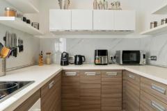 Townhouse with 3 bedrooms and 2 bathrooms in Orihuela Costa (Villamartin), Alicante.

Discover this charming 3-bedroom, 2-bathroom townhouse, this property combines comfort, outdoor living, and stunning sea views, making it an ideal permanent residence, holiday retreat, or investment opportunity.

The home features a bright, welcoming living area with dining space, a fully equipped kitchen, and a modern bathroom on the ground floor. Step outside to a spacious private terrace, perfect for outdoor dining and enjoying the Mediterranean climate. Upstairs, you'll find three well-sized bedrooms, including a private balcony, and an additional bathroom. The highlight is the impressive roof terrace or solarium, offering spectacular views of the sea—ideal for relaxing, sunbathing, or entertaining guests.

Partly renovated with a fresh, modern touch, the property is sold fully furnished, ready for immediate move-in or rental. Residents enjoy access to a beautiful communal pool area, perfect for cooling off during warm summer days. The townhouse is close to golf courses, restaurants, shops, and just a short drive from Orihuela Costa’s stunning beaches, providing excellent value in a prime location.

Built in 2005, this southwest-facing property includes amenities such as air conditioning, a garden, laundry area, storage room, reinforced door, porch, terrace, and more. An excellent opportunity to own a piece of the Costa Blanca in Villamartín—viewings are highly recommended.

Bedrooms: 3
Bathrooms: 2
Build Size: 87 m2
Orientation: Southwest
Year of construction: 2005

Air conditioning
Furnished
Balcony
Home appliances
Garden
Laundry
Communal pool
Porch
Reinforced door
Solarium
Terrace
Storage room