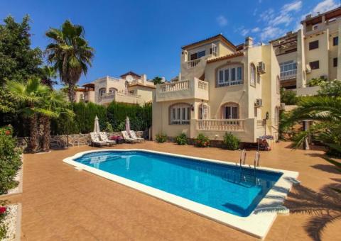 Villa with 4 bedrooms and 4 bathrooms in Dehesa de Campoamor, Alicante
