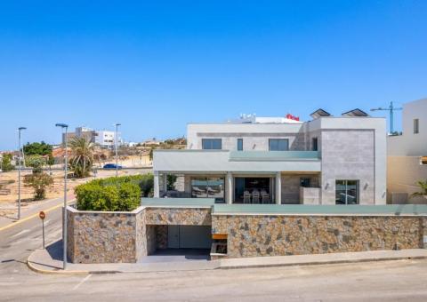 Villa with 4 bedrooms and 4 bathrooms in Benijófar, Alicante