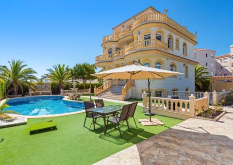 Villa with 6 bedrooms and 8 bathrooms in Orihuela Costa, Alicante