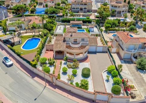 Villa with 4 bedrooms and 3 bathrooms in Algorfa, Alicante