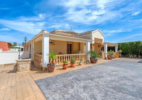 Finca with 6 bedrooms and 3 bathrooms in Heredades, Alicante