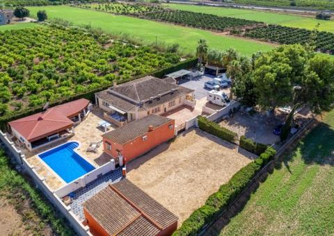 Finca with 6 bedrooms and 3 bathrooms in Heredades, Alicante