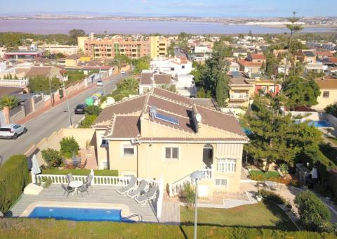 Semi detached with 4 bedrooms and 2 bathrooms in Torrevieja, Alicante