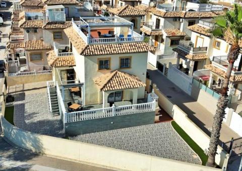 Villa with 4 bedrooms and 3 bathrooms in Orihuela Costa, Alicante