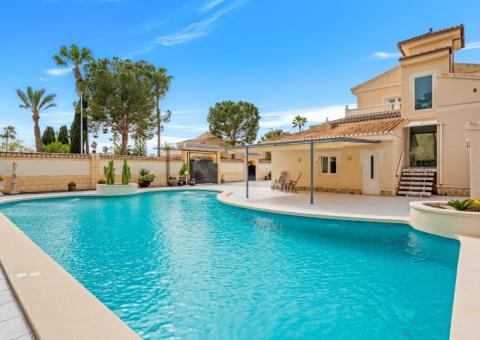 Villa with 4 bedrooms and 6 bathrooms in Ciudad Quesada, Alicante