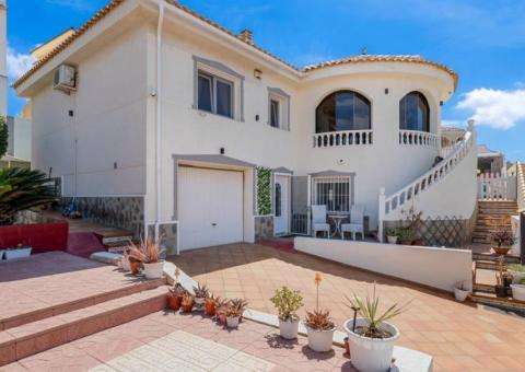 Villa with 6 bedrooms and 5 bathrooms in Benijófar, Alicante