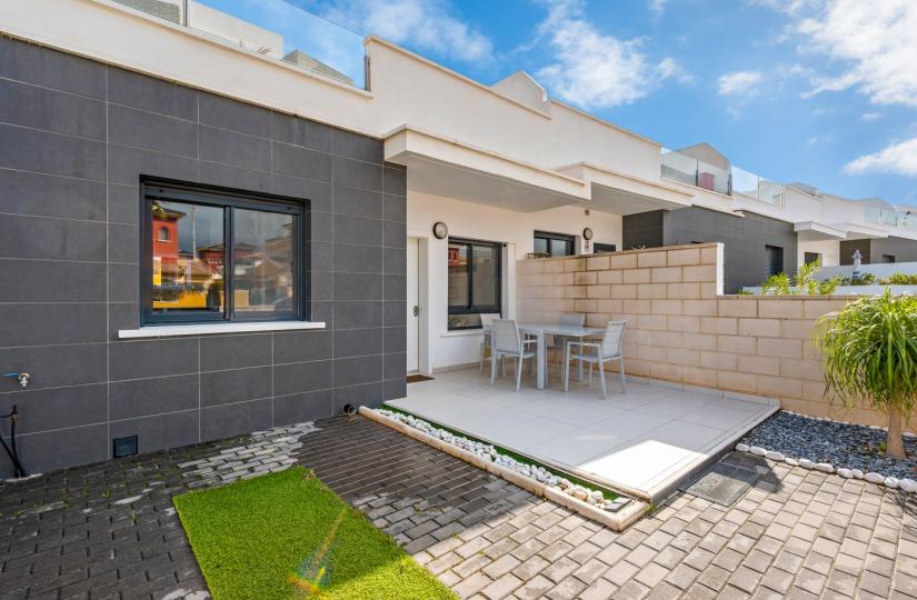 Bungalow with 2 bedrooms and 2 bathrooms in Orihuela Costa, Alicante