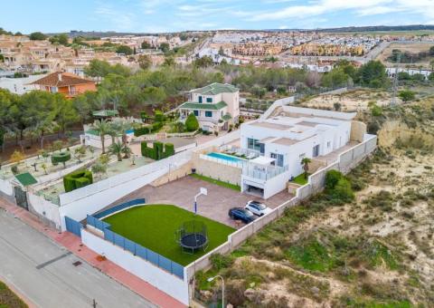 Villa with 4 bedrooms and 3 bathrooms in Algorfa, Alicante