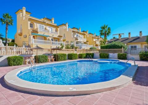 Half vrijstaand met 4 slaapkamers en 2 badkamers in Benijófar, Alicante