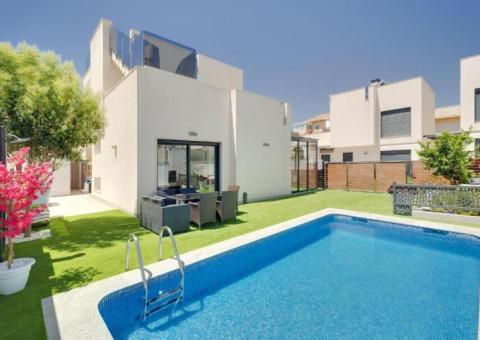 Villa with 4 bedrooms and 2 bathrooms in Torrevieja, Alicante