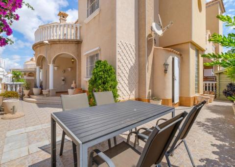 Semi detached with 3 bedrooms and 2 bathrooms in Orihuela Costa, Alicante