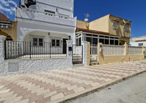 Townhouse with 2 bedrooms and 2 bathrooms in La Marina, Alicante