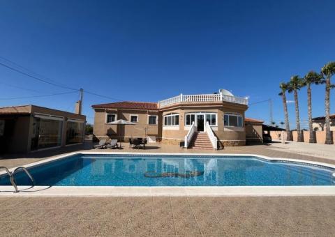 Finca with 5 bedrooms and 5 bathrooms in Catral, Alicante