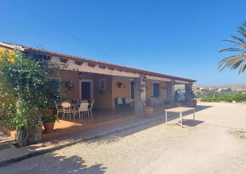 Finca with 4 bedrooms and 1 bathrooms in Novelda, Alicante