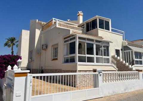 Semi separado de 3 dormitorios y 2 baños en Orihuela Costa, Alicante