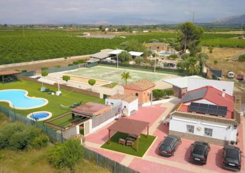 Finca de 4 dormitorios y 3 baños en Benferri, Alicante