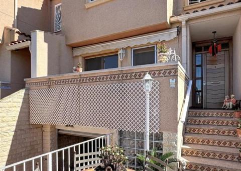Adosada de 3 dormitorios y 2 baños en Rojales, Alicante